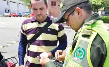 A diario, los cucuteños se quejan por los operativos realizados por los policías de tránsito. Algunos, incluso, los han atacado. Según la Alcaldía de Cúcuta, el dinero sí se invierte en el municipio. Mario Caicedo