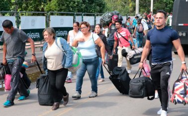 Varias personas cruzaron a la fuerza la frontera. César Obando