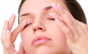 La mácula es el punto de la retina que nos permite tener la visión de detalles, la visión de movimiento y la visión central, de manera que si se llega a afectar habrá importantes actividades que no podamos llevar a cabo, como leer o conducir un auto. Internet