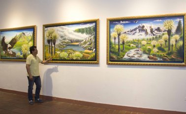El artista José Meza Cantillo, observa sus creaciones expuestas a todos los cucuteños en las salas de la Torre del Reloj. Alfredo Estévez
