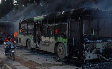 La televisión de Siria aseguró que cinco autobuses que se dirigían a evacuar a los civiles en Alepo fueron quemados. Rtve.es