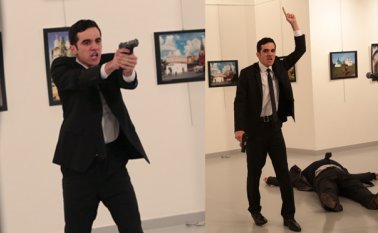 Este es el hombre que hirió a disparos al embajador ruso ante el gobierno de Turquía, Andrei Karlov (en el piso) durante una exposición fotográfica en Ankara. AFP