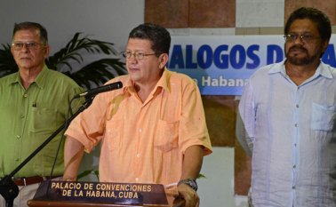 El jefe guerrillero Pablo Catatumbo (centro) reiteró que entregarán hasta la última arma en el proceso de desmovilización y dijo que no descarta postularse al Congreso. Archivo