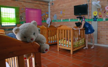 Con permiso de Bienestar Familiar, los hijos de las reclusas pueden vivir hasta los 3 años en la cárcel. La guardería está acondicionada para el bienestar de los pequeños. Rodrigo Sandoval