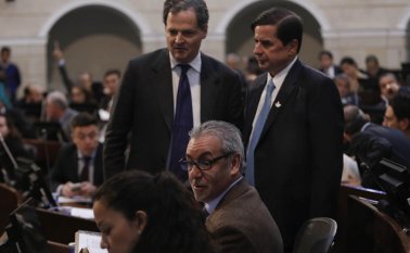 Después de un intenso debate en las comisiones primeras conjuntas, el Gobierno logró, el lunes, avanzar con el primer proyecto que desarrolla el acuerdo de paz de La Habana: la Ley de Amnistía e Indulto. Colprensa