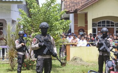 La Policía montó guardia en el barrio residencial, en donde se realizó una redada en una casa utilizada por los supuestos milicianos. AFP