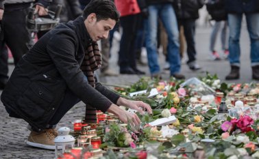 Un refugiado iraquí deposita una flor en un monumento improvisado cerca de la iglesia Kaiser-Wilhelm-Gedeechtniskirche (Iglesia conmemorativa Kaiser Wilhelm) en Berlín, cerca del sitio donde un camión se estrelló en un mercado de Navidad dos días antes, el 21 de diciembre. AFP