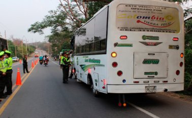 Los policías socializan con los conductores las recomendaciones básicas que se deben tener en cuenta a la hora de iniciar un recorrido. Policía Nacional
