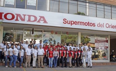 El gerente Álvaro Flores y su equipo de trabajo. Mario Caicedo