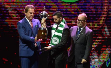 El club Chapecoense fue exaltado el miércoles durante el sorteo de Grupos de la Copa Libertadores de América 2017, celebrado en Asunción, en el que Atlético Nacional recibió el trofeo al Juego Limpio. AFP