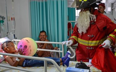 Los pacientes recibieron con emoción la inesperada visita y disfrutaron por unos minutos de la magia navideña. Rodrigo Sandoval