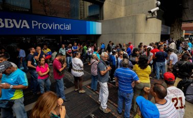Aunque el gobierno anunció una nueva llegada de billetes de 500 bolívares, el comercio continúa denunciando la faltante de la moneda, unos días antes de que se acabe el último plazo para eliminar el papel moneda de 100 bolívares del mercado. Archivo