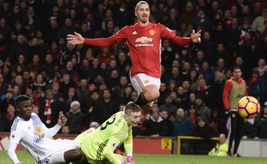 El delantero sueco Zlatan Ibrahimovic puso de lado los 35 años de edad y en el Manchester United ha demostrado que no se siente para nada viejo para seguir demostrando que es un goleador con mucha potencia. AFP