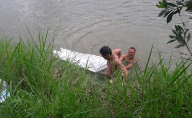 Miembros de una funeraria tuvieron que atravesar el río Zulia para trasladar los restos desde la margen derecha del río. El hallazgo se produjo el lunes, en la vía El Zulia-Astilleros. Cortesía