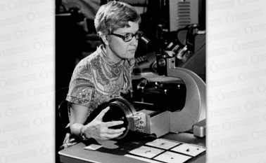 Rubin encontró que las galaxias no giran totalmente en la manera pronosticada, lo cual aportó sustento a la teoría de que otra fuerza estaba interviniendo, es decir, la materia oscura. AP