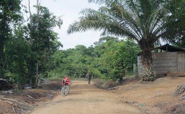 El general Antonio María Beltrán, comandante de la Trigésima Brigada del Ejército, se trasladó hasta Caño Indio para conocer de primera mano la situación en la que un soldado habría abusado de una menor. Archivo La Opinión