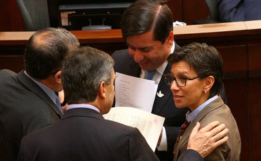 El ministro del Interior, Juan Fernando Cristo, aseguró que con esta ley el Estado le empieza a cumplir al grupo guerrillero, ya que “era necesaria para que en menos de 150 días estén las Farc desmovilizadas”. Colprensa
