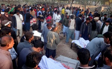 El sospechoso arrestado por la policía admitió haber preparado el licor fraudulento a partir de 20 litros de loción after shave y otros productos químicos. AFP