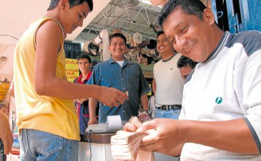 La bonanza cambiaria fronteriza originada en la decada de los 60, vuelca a Cúcuta al “ta’ barato, dame dos” y deja de lado cualquier planeación de ciudad. Archivo La Opinión