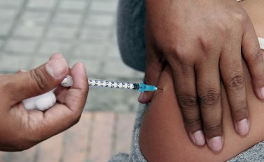 Para la Procuraduría no se puede ampliar la vacunación a los niños, citando informes de la OMS que señalan que no es recomendable para los varones. Colprensa