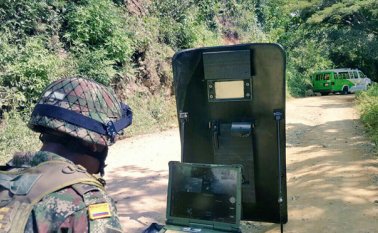 Momento en que desactivan un explosivo. Ejército