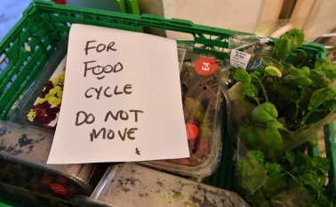 Alimentos donados por los supermercados Waitrose para su reparto gracias a voluntarios de la organización FoodCycle. AFP