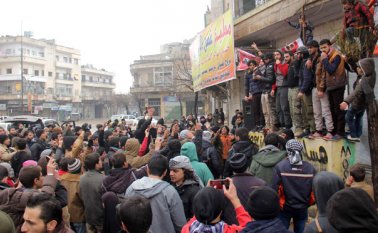 Decenas de sirios participan en una pequeña reunión pidiendo la caída del régimen en Idlib. Un alto el fuego a escala nacional se mantiene en la mayor parte de Siria, pero los enfrentamientos cerca de Damasco subrayaron la fragilidad del acuerdo. AFP