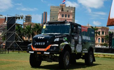 319 vehículos, encabezadas por 145 motos y 79 autos, se concentraban en un predio de la fuerza aérea de cara al inicio de la carrera. AFP