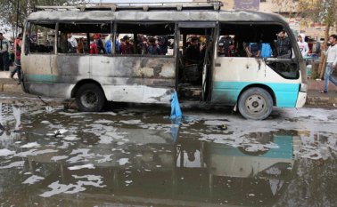 Numerosos curiosos observan los destrozos causados por la explosión de una camioneta cargada de explosivos en un concurrido mercado al aire libre en el distrito de Ciudad Sadr, en el este de Bagdad. AP