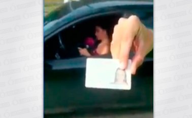 Los uniformados le solicitaron sus documentos y constataron que su licencia de tránsito había vencido hace meses. Captura de video