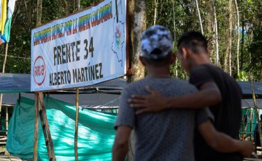 Guerrilleros de las Farc caminan en el campamento 34 Alberto Martínez, tras la celebración del Año Nuevo en el municipio Vegaez, Antioquia. AFP