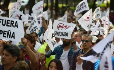 México importa gran parte de la gasolina que consume, aun cuando exporta petróleo crudo. AFP