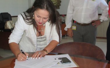 La entrante secretaria de Educación del municipio, Doris Angarita Acosta, en el instante de posesionarse ante el alcalde encargado y secretario de Seguridad Ciudadana, Mauricio Franco. Acompaña el acto la secretaria General, Martha María Reyes. Orlando Carvajal