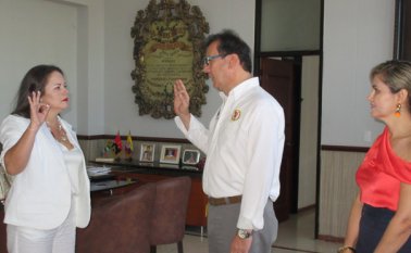 La entrante secretaria de Educación del municipio, Doris Angarita Acosta, en el instante de posesionarse ante el alcalde encargado y secretario de Seguridad Ciudadana, Mauricio Franco. Acompaña el acto la secretaria General, Martha María Reyes.  Orlando Carvajal