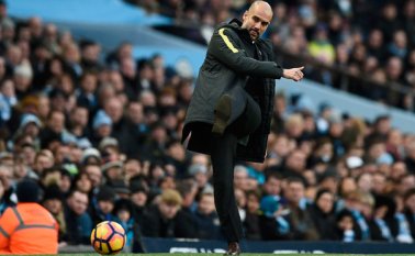 Guardiola, que se tomó un año sabático tras ganar 14 títulos con el FC Barcelona en cuatro años, dirigió luego al Bayern de Múnich alemán y finalmente al City. AFP