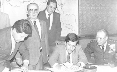 En la gráfica aparecen, además, Rafael Camargo, el gobernador Clemente Franco, el alcalde Luis Vicente Serrano Silva y el general Fernando Landazábal Reyes, ministro de Defensa. Archivo