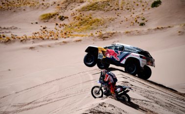 El piloto francés de Peugeot Sébastien Loeb y el copiloto Daniel Elena de Mónaco durante la etapa 4 del Rally Dakar 2017.
AFP