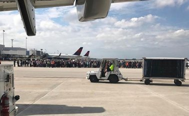 Imágenes de televisión mostraban a los pasajeros corriendo para ponerse a salvo y reunidos en la pista del aeropuerto. AFP