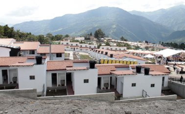 En la fase I se construyeron redes principales y domiciliarias de acueducto, alcantarillado, sanitario y pluvial, la plaza principal, centro administrativo, plaza de mercado, vías urbanas y viviendas, entre otros. Archivo