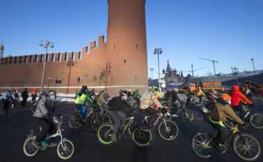 Residentes de Moscú soportan gélidas temperaturas para dar un paseo en bicicleta con atuendos inusuales, como parte de una campaña para demostrar que las bicicletas pueden ser un transporte apto para todo el año, en Moscú el 8 de enero del 2017. AP