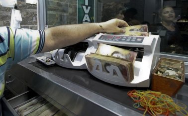 El gobernante justificó la decisión al reiterar denuncias sobre "mafias" en la zona fronteriza que atentan contra la moneda venezolana para depreciar su valor. AFP