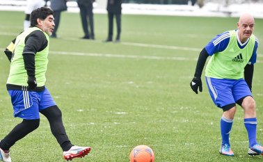 El exastro de la selección Argentina, Diego Armando Maradona, en una de las acciones en el partido de las leyendas, previo ayer a la entrega de los Premios ‘The Bets’ de la Fifa. A su lado, el presidente de la Fifa Gianni Infantino. AFP