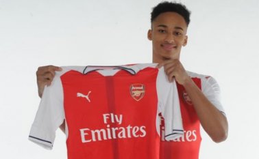 Tras perder su puesto en una fábrica de autos. Bramall del club aficionado Hednesford Town, acaba de ser contratado por el Arsenal. Cortesía