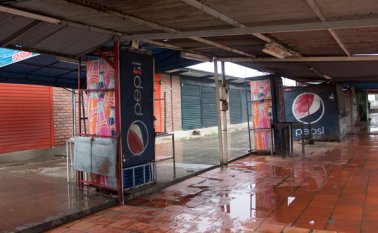 Pese a que las nuevas casetas se construyeron hace un año, las viejas estructuras metálicas siguen siendo usadas por los vendedores de comidas rápidas. Alfredo Estévez