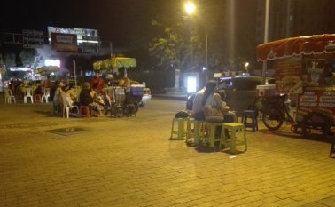 Así se ve en las noches parte de la plazoleta Fundadores, carros con vetas ambulantes han invadido este espacio. La Opinión