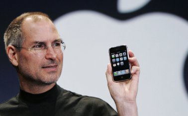 Esta fotografía del 9 de enero de 2007 muestra al director general de Apple Steve Jobs mostrando un iPhone en la Conferencia MacWorld, en San Francisco. Jobs presentó el primer iPhone hace una década. AP