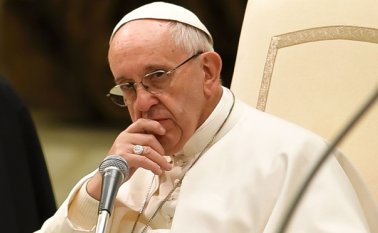 El papa Francisco habló sobre una mujer que abortó para mantener su belleza. afp