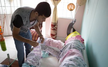 A su casa llega ropa, que luego de seleccionar y verificar su buen estado, se pondrá a la venta para reunir fondos y ayudar a otros niños pobres del municipio de Los Patios Juan Pablo Cohen