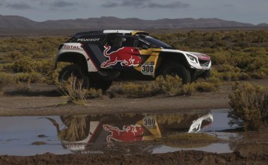 El Peugeot conducido por el francés Stephane Peterhansel durante la octava etapa del Rally Dakar Sudamérica 2017. AP