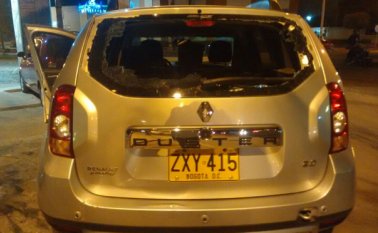 Así quedó la camioneta en la que se desplazaban los comunicadores. La Opinión